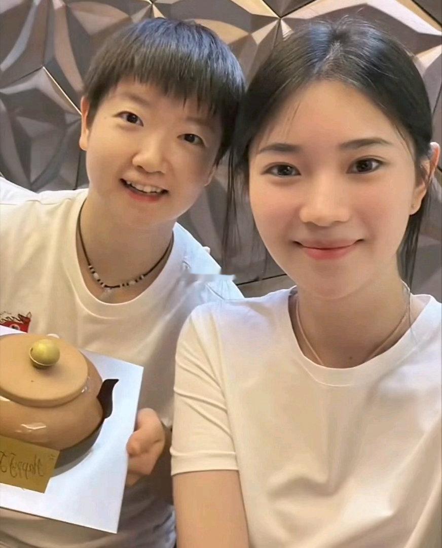 陪孙颖莎庆生的这是谁啊这么好看 ​​​