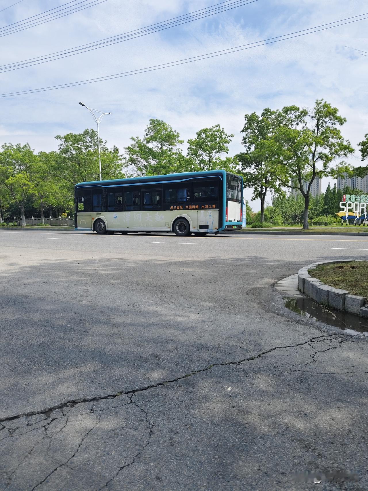 咱们江苏不愧是高考强省，宿迁包括苏北七市高考三模，堪比高考一样，用大巴接送考生，