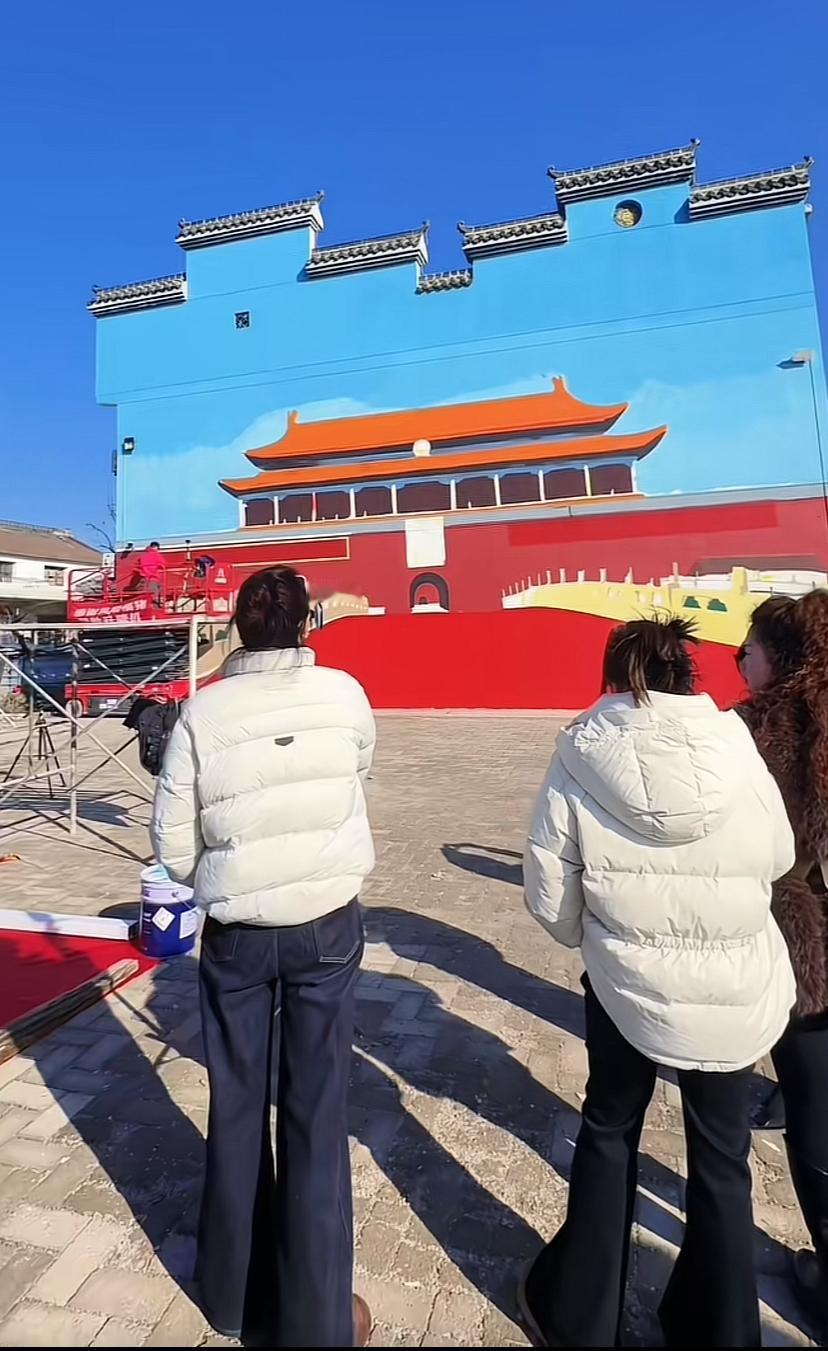 今年流行画天安门，大家都看到河南那个村火了，都想赚这波流量。宝鸡有个村也画了一版