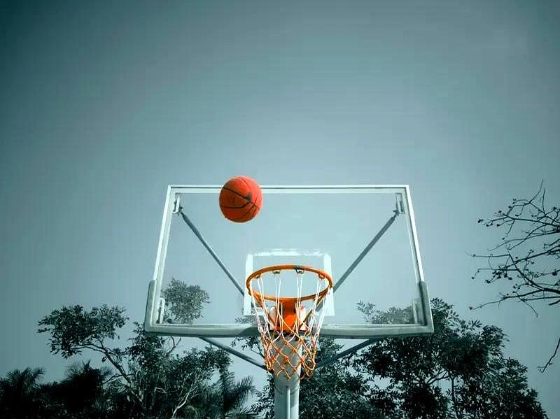 刚在楼下连进两个上篮反超比分，这手感真回来了。

周末下楼溜达，被邻居大哥拉去打