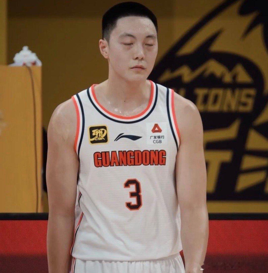 广东宏远正在探讨窗口期将胡明轩交易北京男篮vs广东男篮