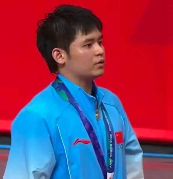 不尊重人！
颁奖礼上，全体球迷都在为亚军鼓掌，当林诗栋上台的时候，却鸦雀无声，也