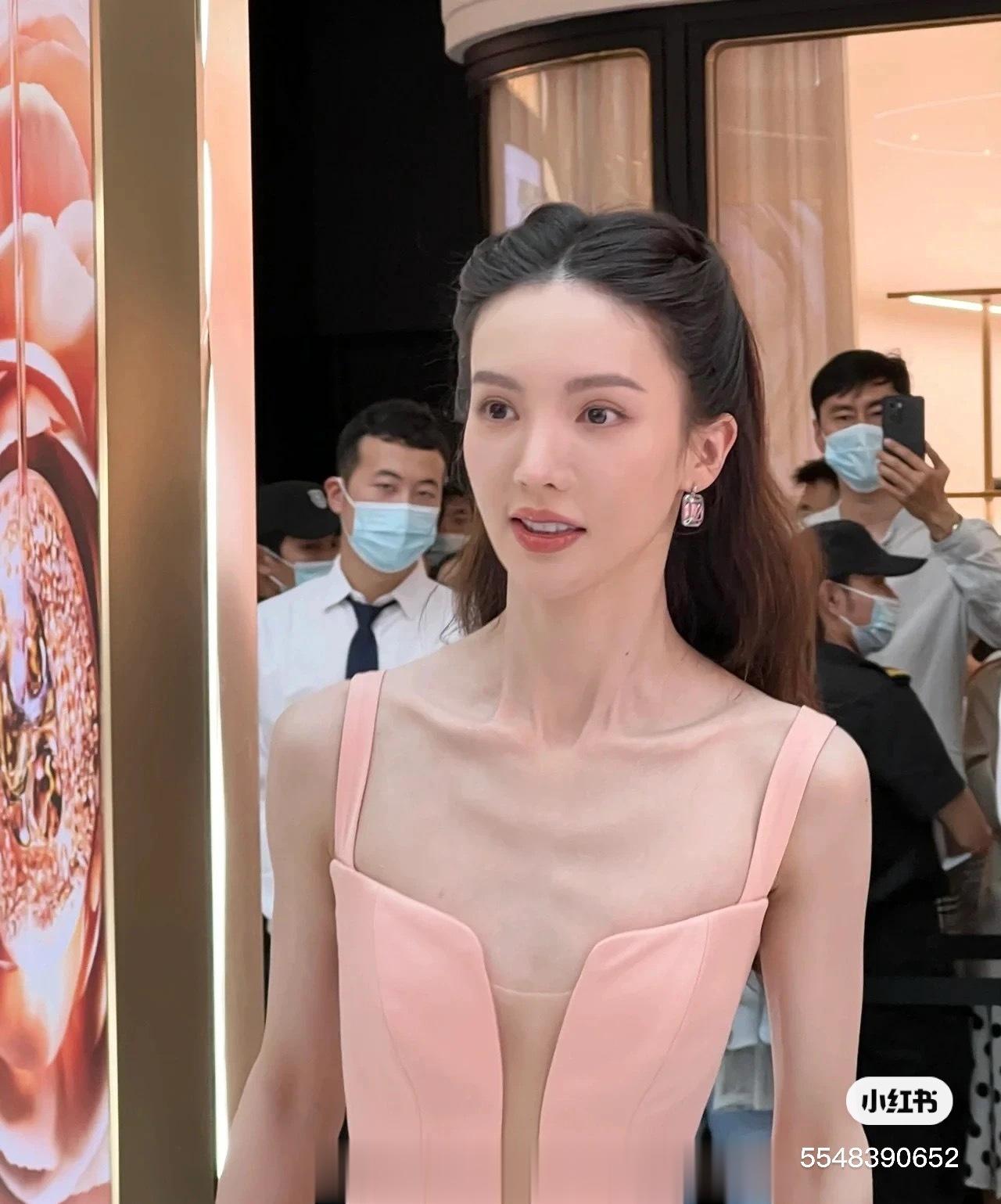 真的太瘦太瘦了不过女明星确实是需要这么瘦的上镜才会好看还记得金晨上浪姐的时候大家