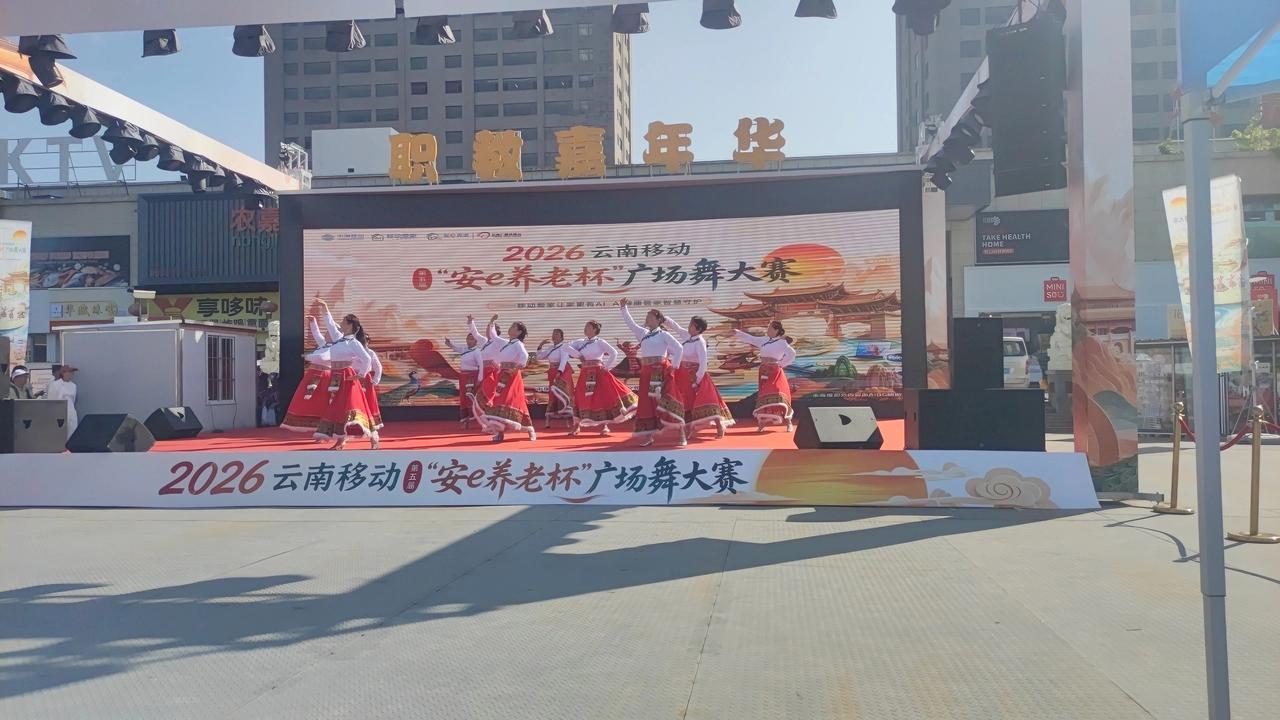 广场舞大赛赏藏族舞
彩裙飘曳舞楼台，
一曲藏音畅胸怀。
舞步轻灵姿容俏，
笑靥明