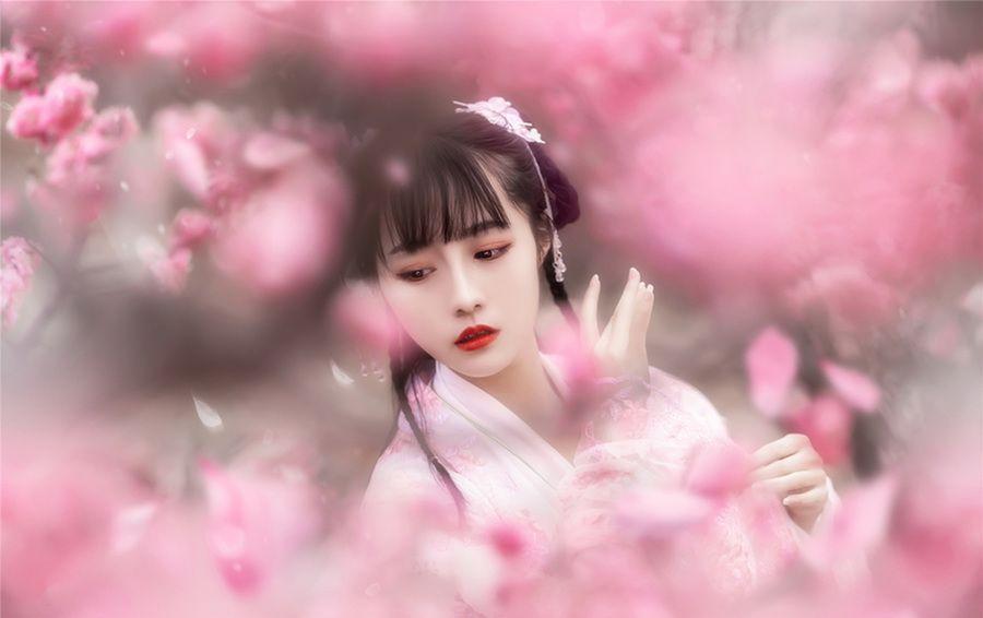 东风一夜叩春扉，
万点胭脂上翠微。
不是人间偏厚我，
云霞裁作嫁时衣。