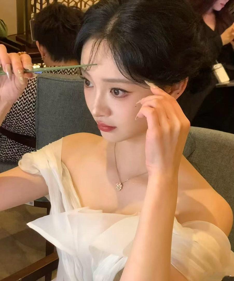 周洁琼好明媚的一张脸只要她出现，周围的光线好像都变得更亮了周洁琼好明媚的一张脸