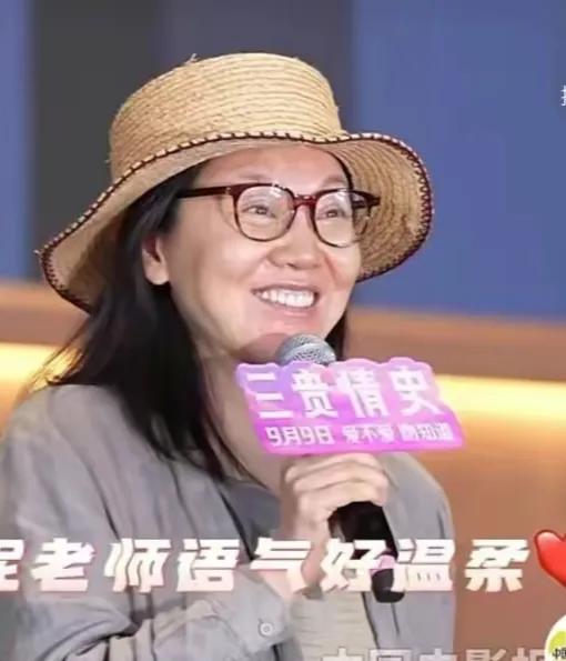 52岁的闫妮，素颜曝光，引发网友热议！

9月6日，有媒体突然曝光了闫妮的近照，