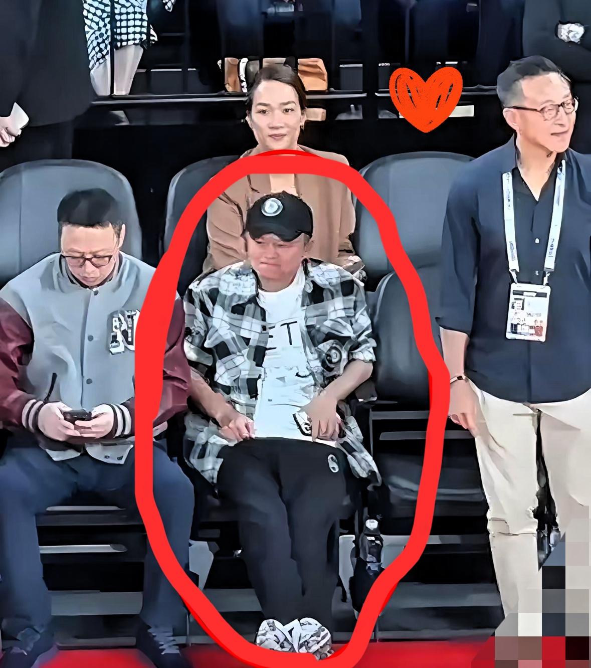大家发现了吗
马云现身NBA中国赛
看似休闲的打扮，实则大有深意
​昨晚在澳门举