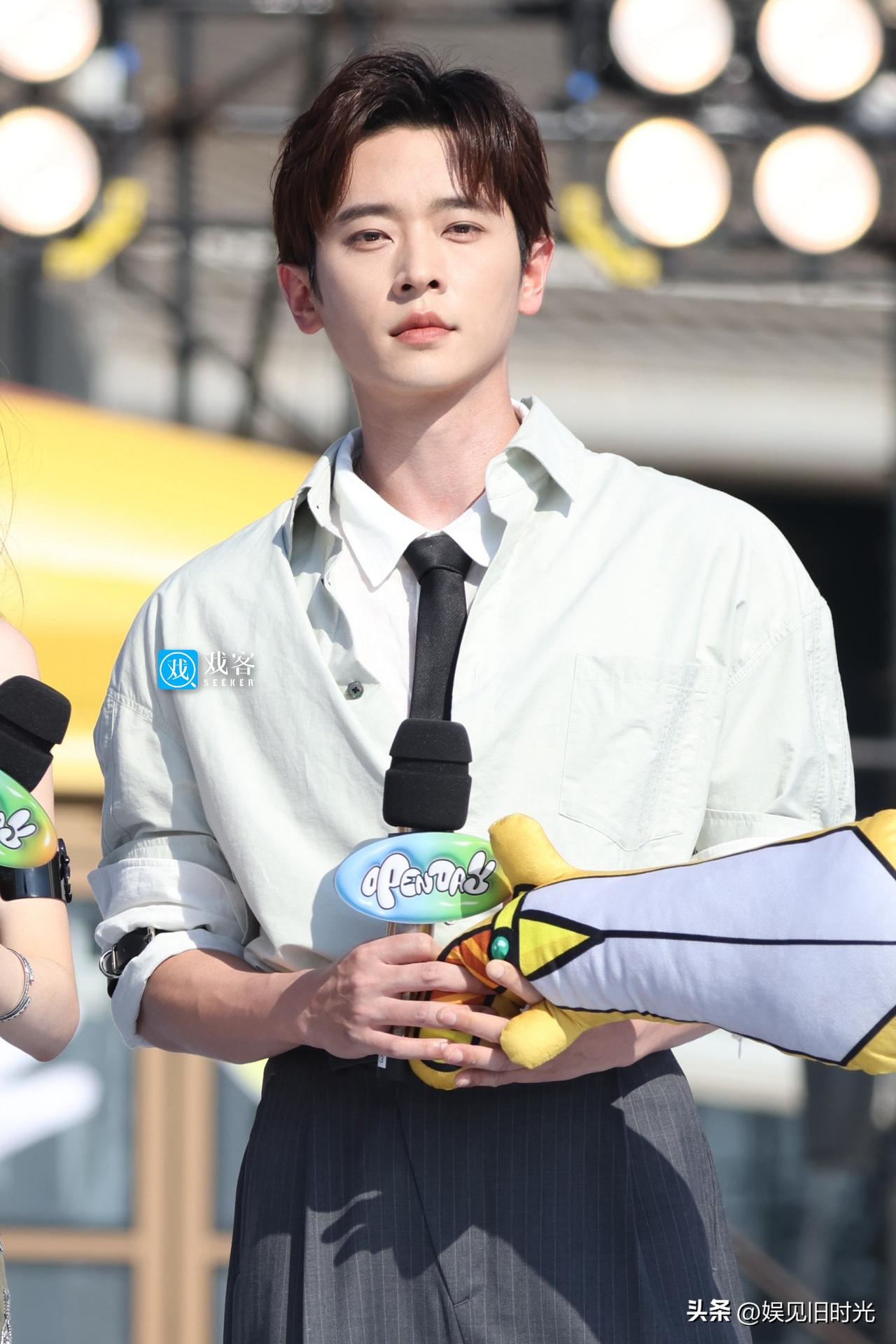 丞磊曾经试了30部戏，但都被拒绝了，说不沮丧是不可能的。

那段时间是他人生低谷