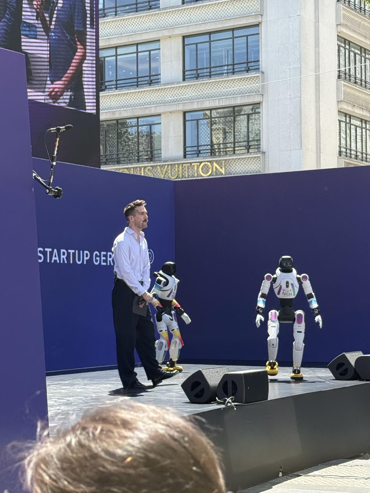 可以说香榭丽舍大街上摆出一街科技盛宴
今天巴黎香榭丽舍大街举办科技展，我得知消息