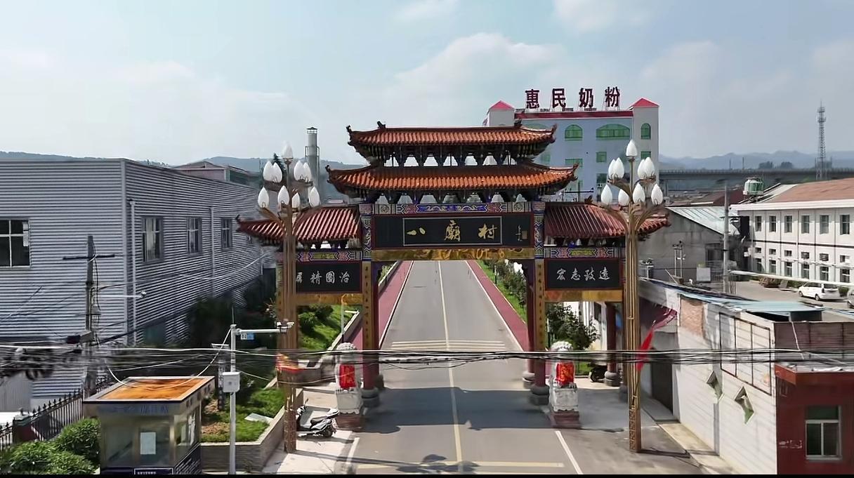 西府宝鸡这地方历史底蕴太深厚了，坐车随便路过的一个小村庄，牌楼都建设这么气派，村