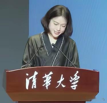 多年过去，翁帆还是那么美，看着就像一名大学生。