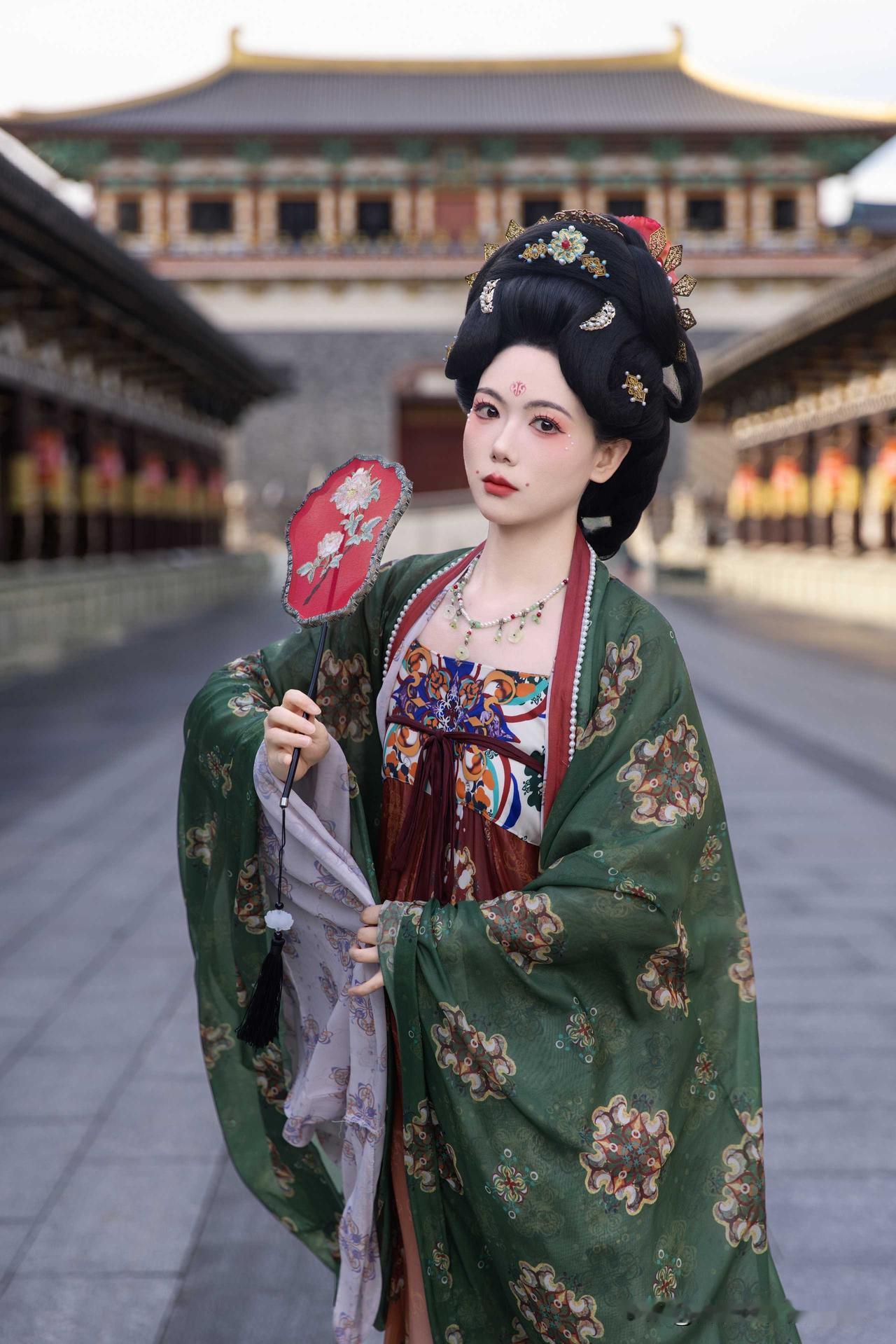 绿裙团扇遮不住，一眼梦回大唐！这盛世美颜谁懂呀，仿佛穿越了千年时光。
