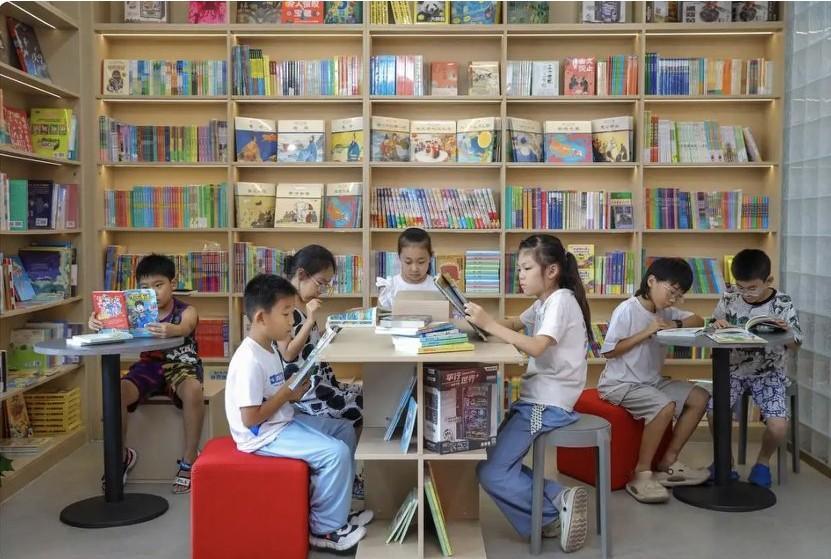 最近社交平台上，大学生当“临时父母”3小时赚300元的兼职，有人觉得轻松陪玩就能