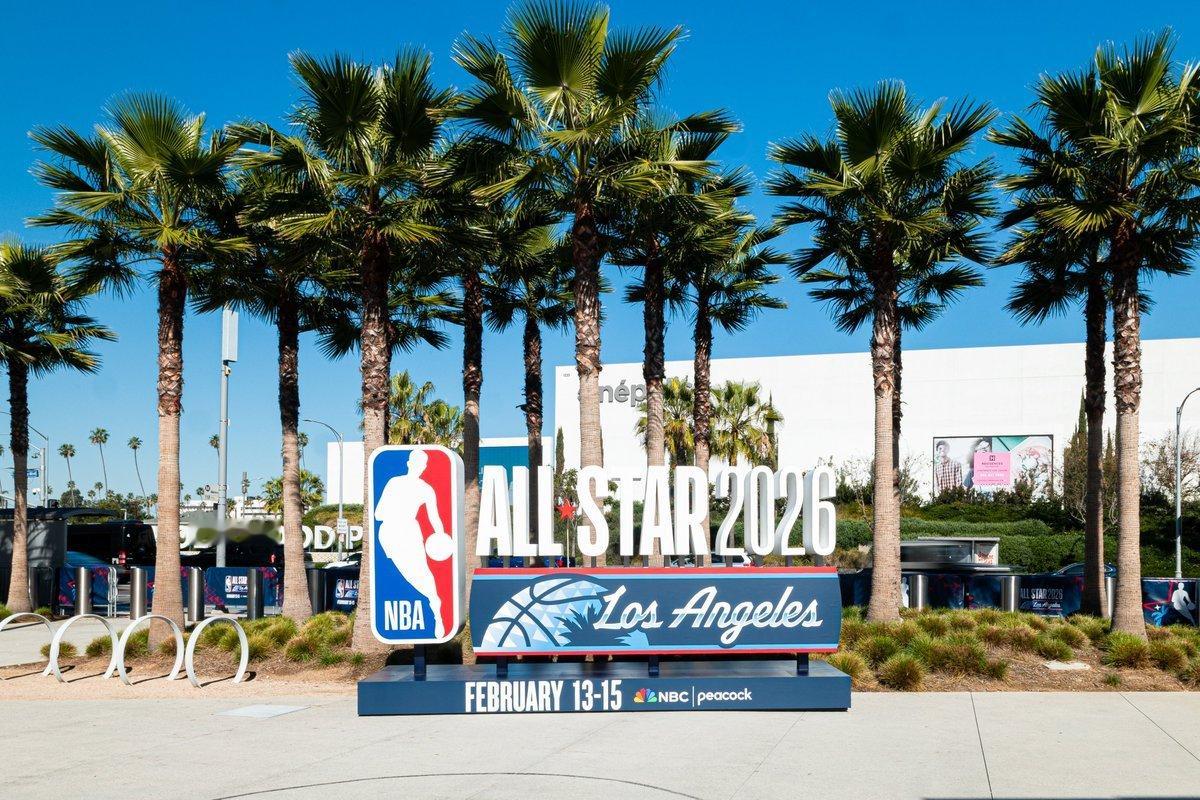 洛杉矶全明星现场亚历山大和切特的海报~2026nba全明星雷霆