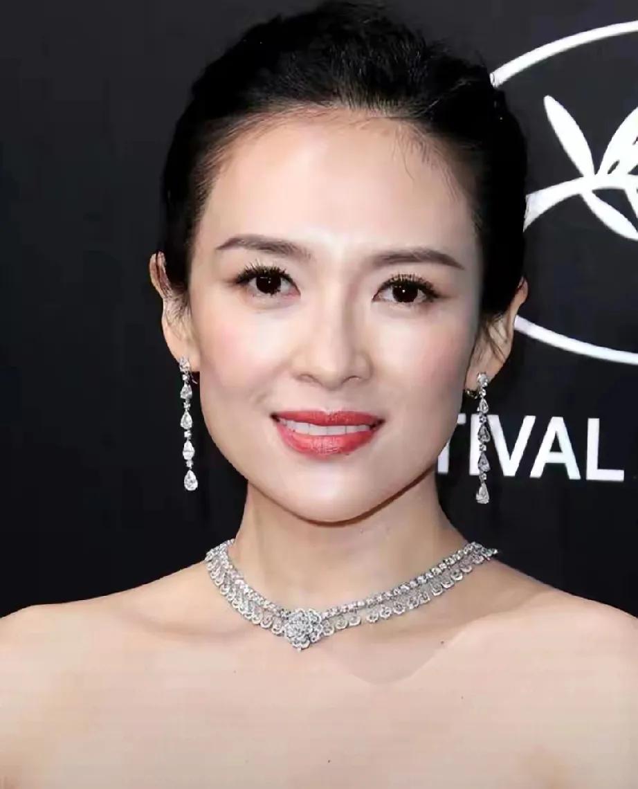 离婚2年，章子怡狠狠惊艳所有人！

    曾被嘲讽“自降身价”嫁给情史丰富的汪