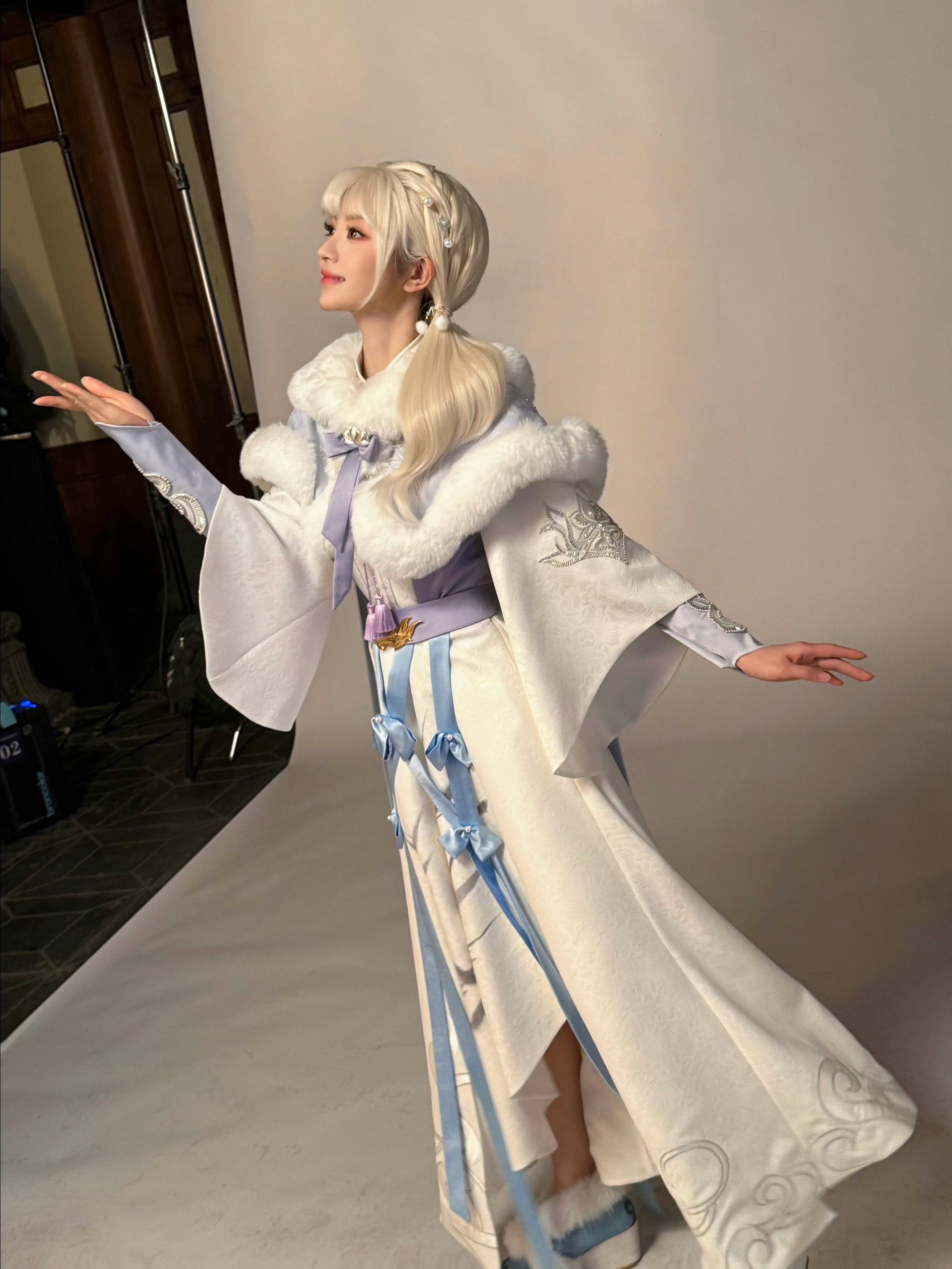 田曦薇白发双马尾新cos妆造好美好美白金发色好亮眼，双马尾也是萌到没边儿了这时候