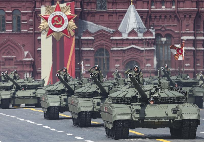 从苏联七十余年的兴衰史中，可以提炼出诸多跨越意识形态、关乎国家治理普遍规律的深刻