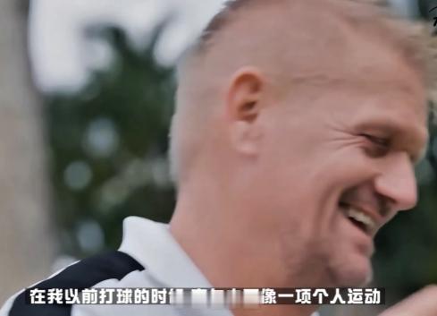 哈兰德和父亲一起打高尔夫 打高尔夫跟踢球一个感觉？哈兰德这话说得挺认真。他爸一杆