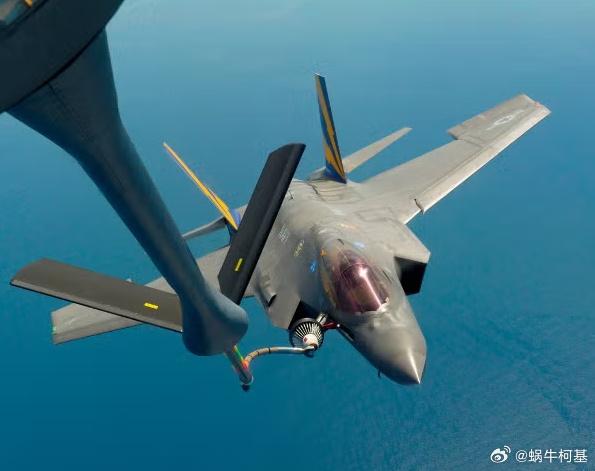 据媒体报道，日前五架美国海军陆战队的 F-35C 战斗机组成 MAZDA 31 