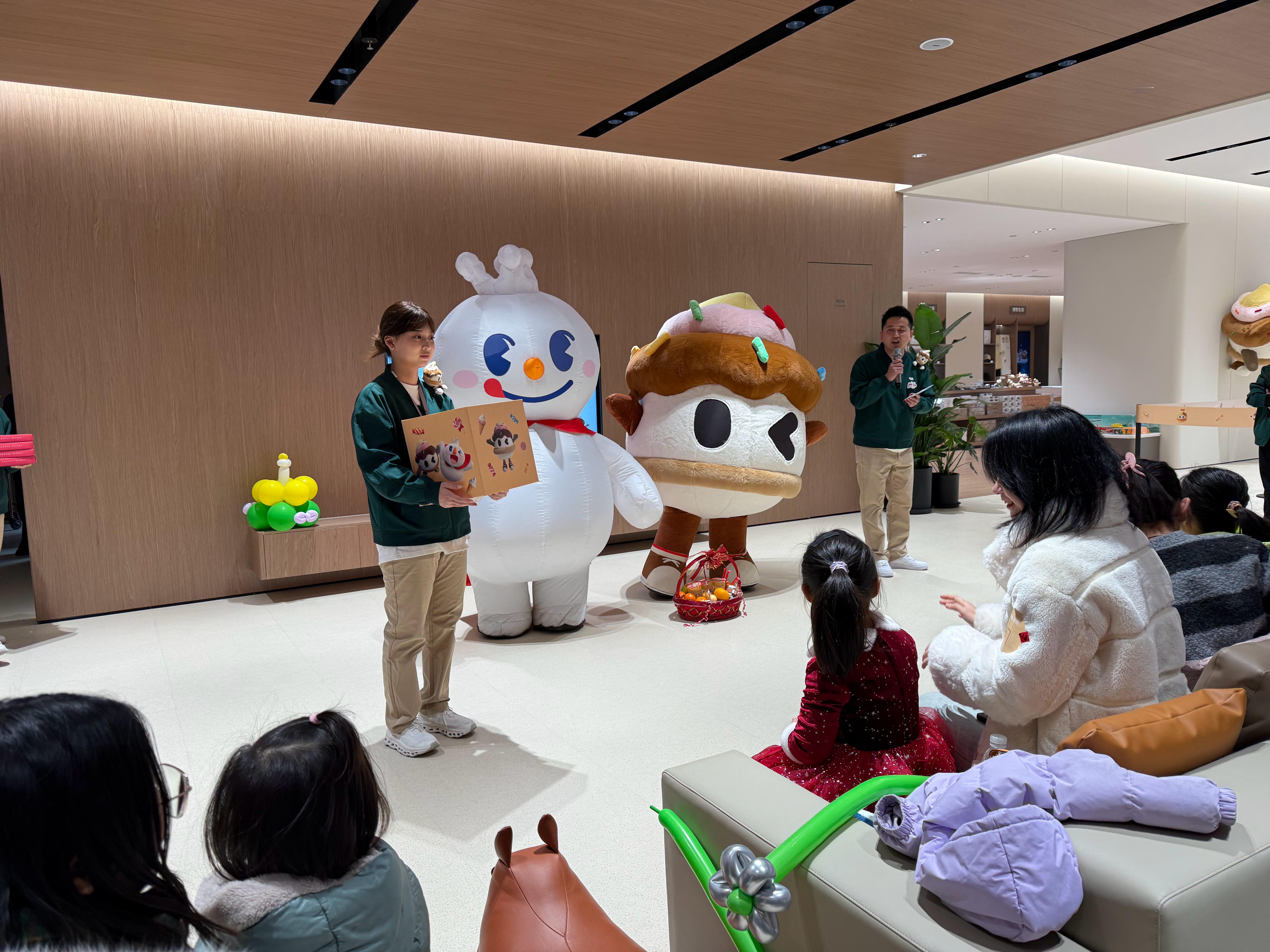 打卡理想汽车郑州东站蜜雪冰城联名IP店，这个店体验感太好了！位置：郑州东站东广场