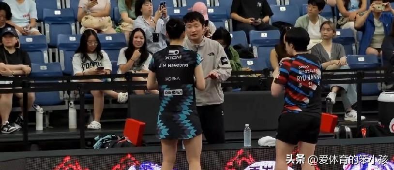 WTT新加坡大满贯赛的赛场上，新的比赛日当中，午间黄金时段率先进行的是一场女双8