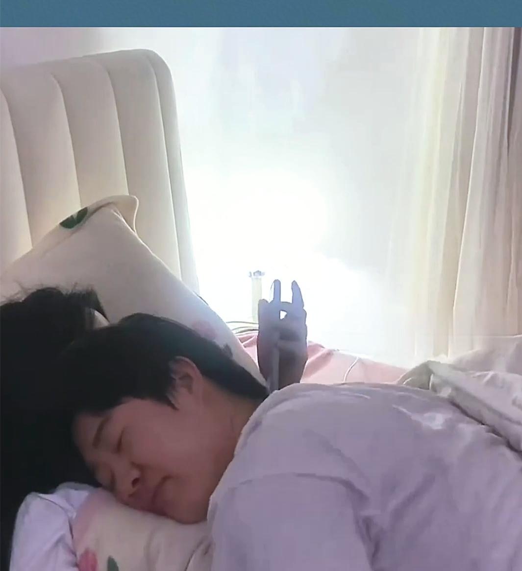 再也不留人在家过夜了

昨天闺蜜来我家吃饭，吃完准备走的时候，突然下起了大雨。我