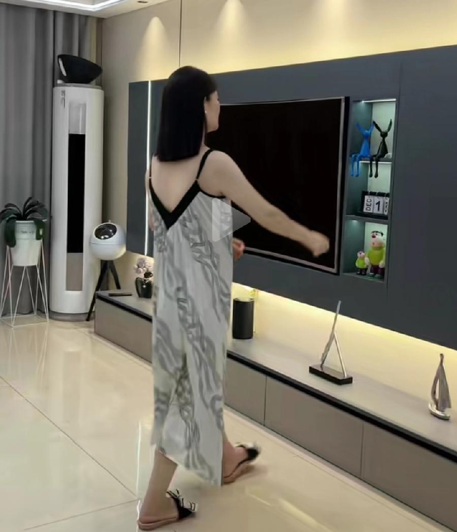 曾医生同款战袍，上线开卖了！性感法式冰丝睡衣，也不贵，39.88元！这位女主播卖