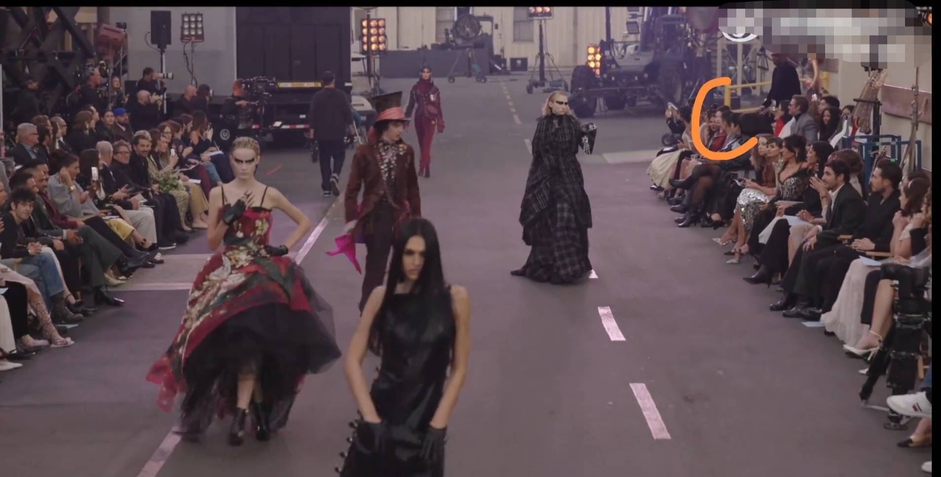 在最边边，守着门口的位置 ​​​