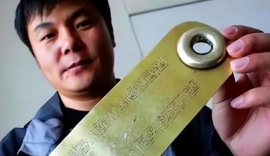 1999年，内蒙古一男子被债主追债，无路可逃时，突然想起父亲说过：有困难时，地窖