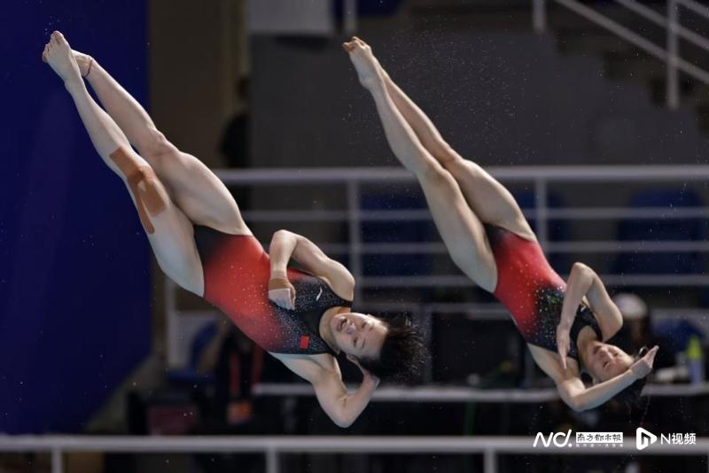 全红婵看台上抱娃助威，陈艺文/林珊为广东跳水摘得第五金