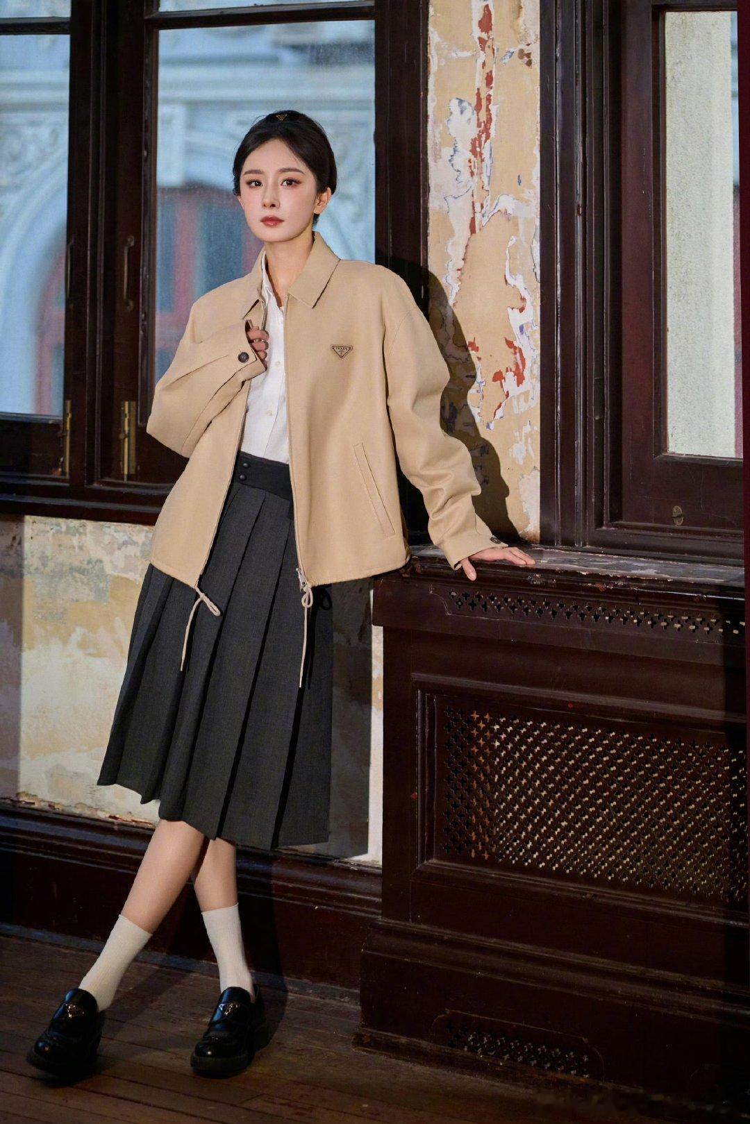 杨幂T风格论坛出图杨幂T风格论坛造型杨幂T风格论坛造型，美出松弛感与时尚感双在线