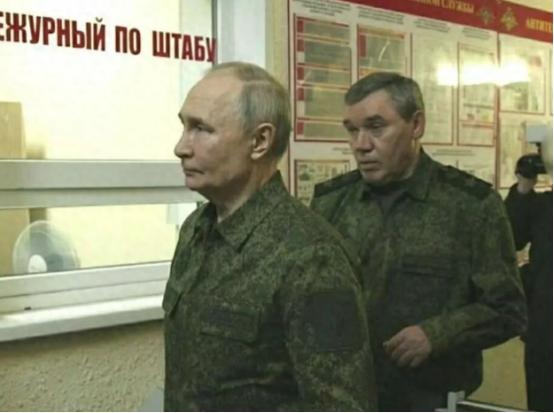 乌克兰要迎来麻烦了，因为普京突然穿上了军装。熟悉普京的人都知道，他一旦穿上军装，