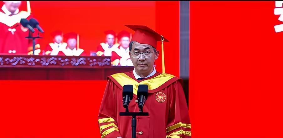 扒了曾某和付某的履历
我发现一个有意思的细节
2021这一年，两个人形成了不约而