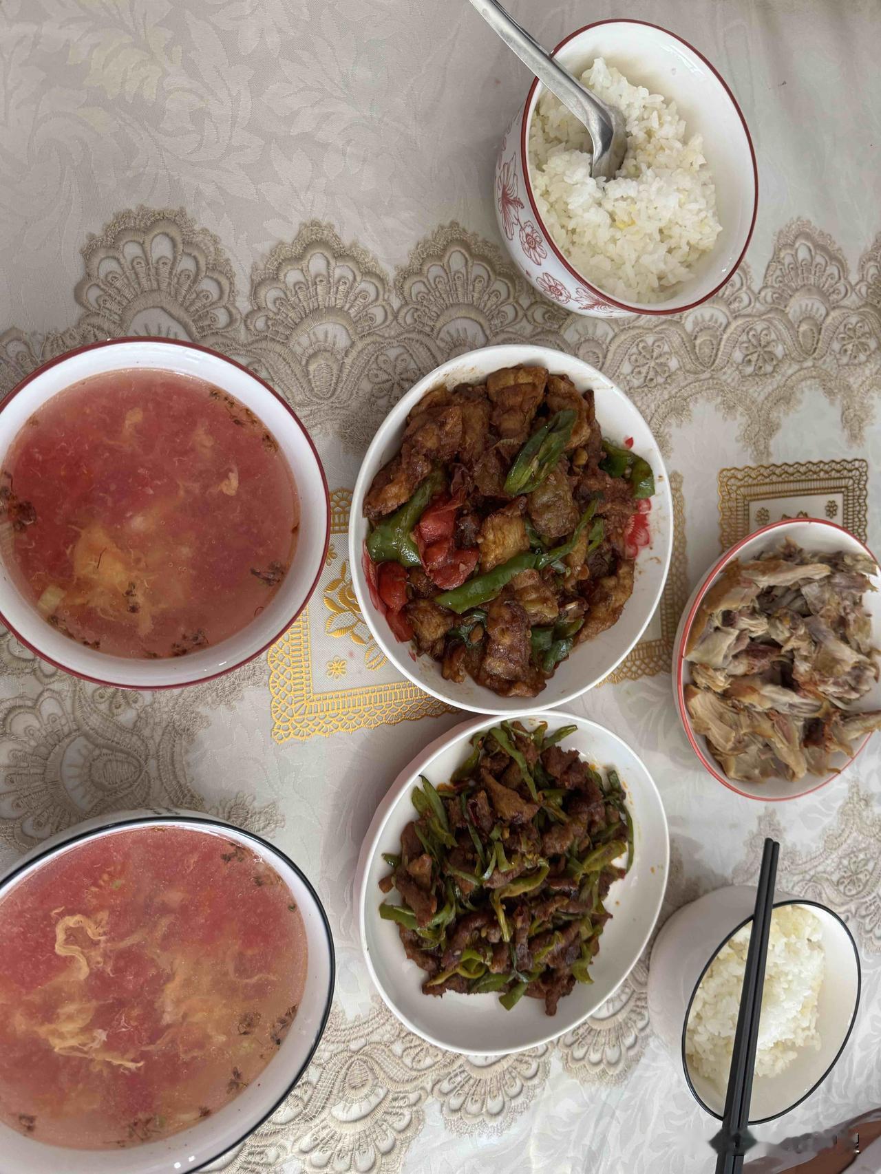 天气热，要注意饮食。这几次炒的牛肉算是找着窍门了。
原来阿姨做的牛肉有点柴，虽然