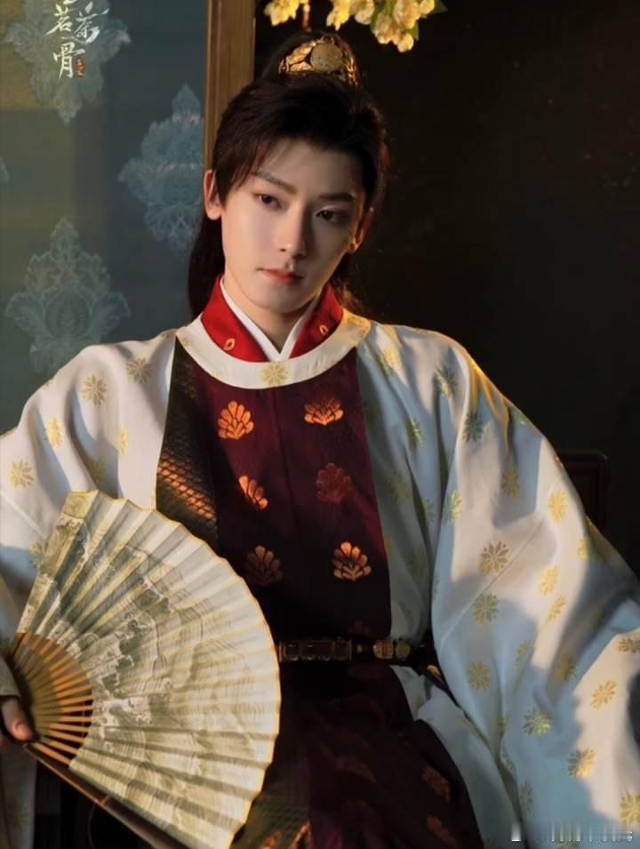 侯明昊有种宝玉的感觉……很贵 ​​​