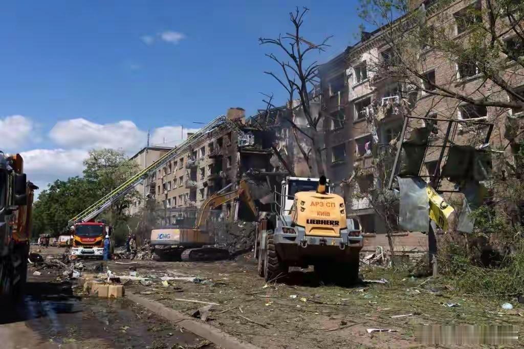 当地时间5月24日，乌方称俄方凌晨发起的袭击，已造成4人死亡、约100人受伤，基