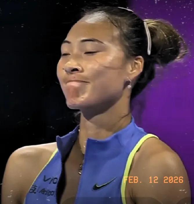 首盘，莱巴金娜非保不可发球局，在郑欣文抢发攻击下，莱巴金娜发双误送盘点，郑欣文可