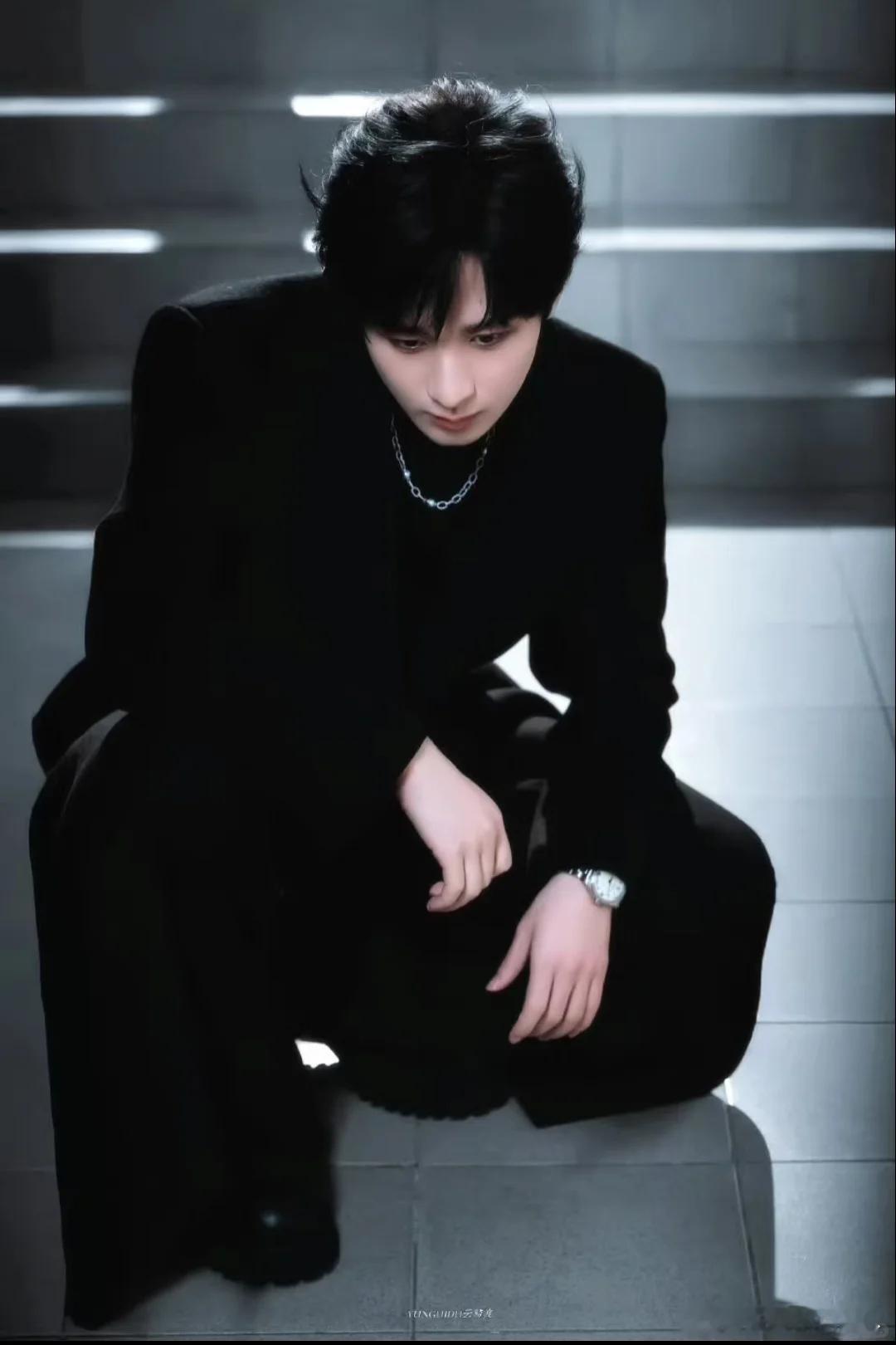 成毅杨丽菁夸赞成毅专业且执着 黑色系成毅 