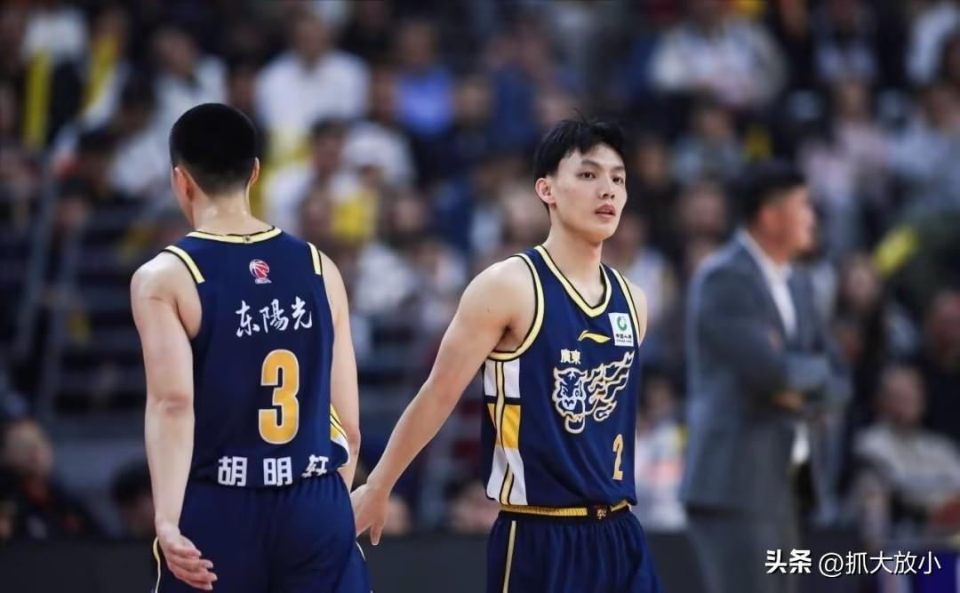 广东男篮为何会被北京队逆转广东男篮具有被逆转体质。无内线是硬伤，萨林杰和王绍杰都