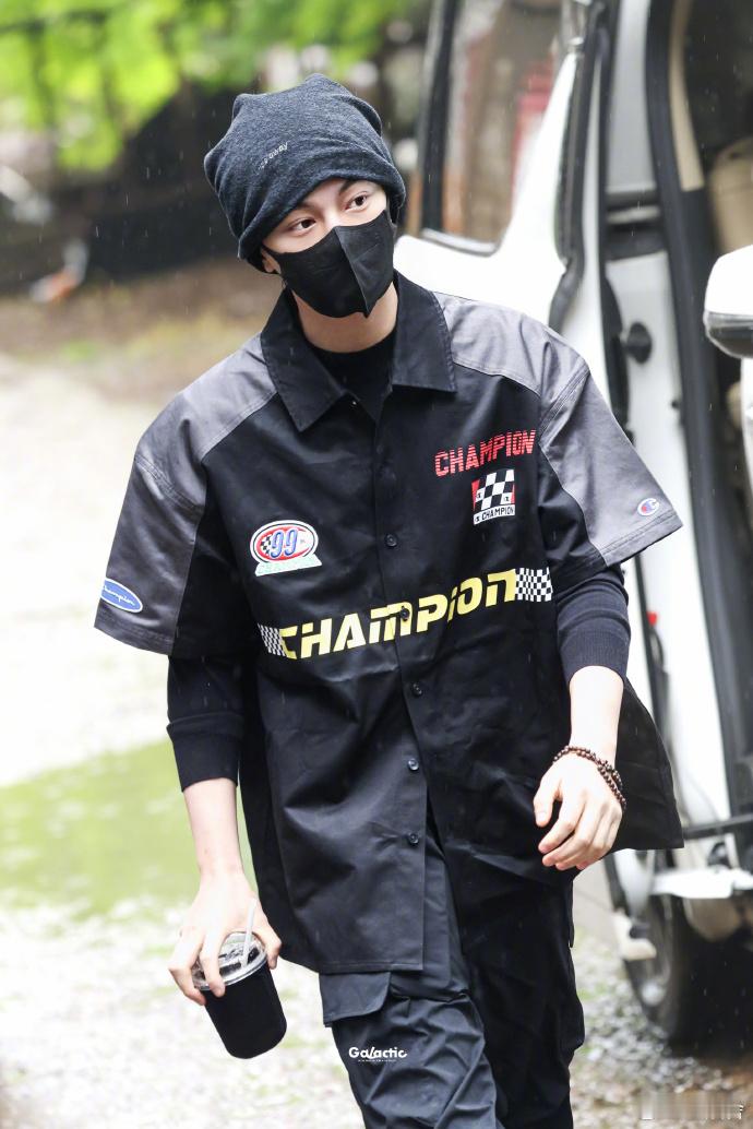 丁禹兮世界上帽子最多的男人丁禹兮的衣柜有多少个帽子 丁禹兮用实力证明：私服可以简