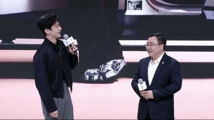 白敬亭现身北京车展问界展台 双向奔赴，自在同行。白敬亭再度携手全新出行座驾登陆北