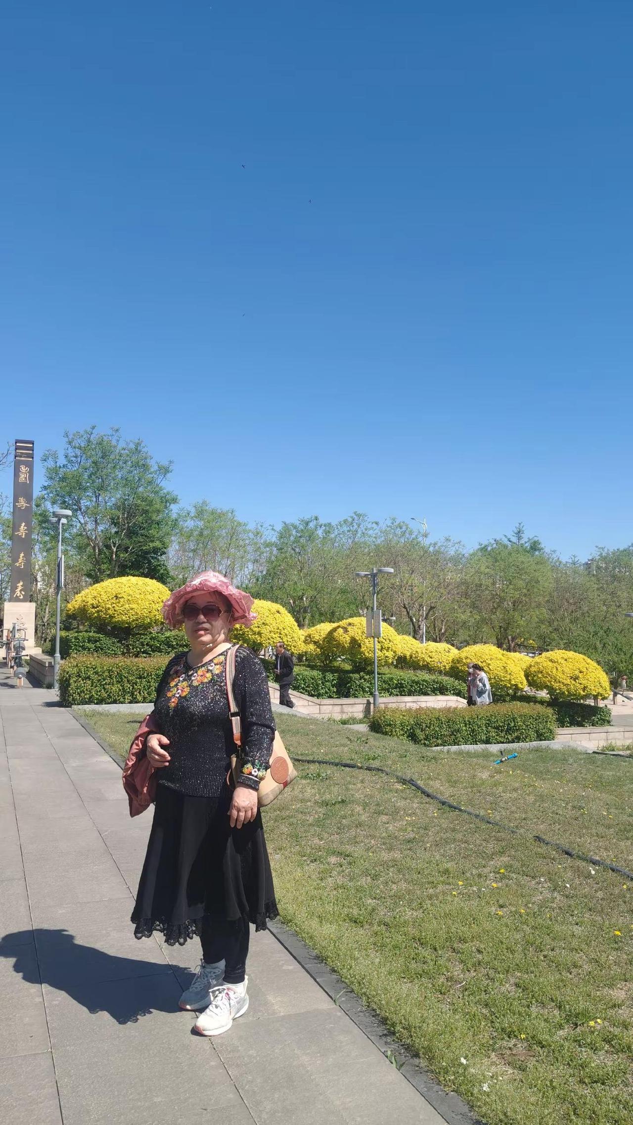 春去夏至南山公园美景如画，享受这美好瞬间，快乐无比。