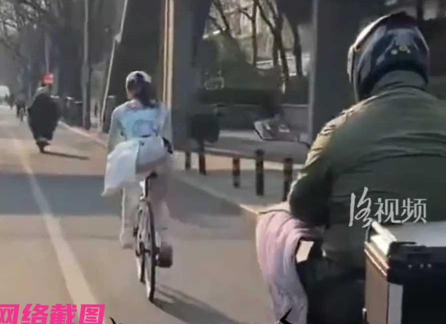 北京有男子骑车出门时，看到了一幕令人不舒服的事，原来男子看到另有猥琐男子骑电动车