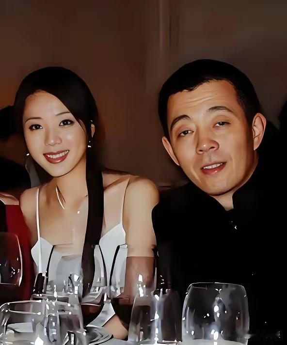 2003年，顾长卫与张静初传出绯闻，妻子蒋雯丽抱着一岁的儿子赶到片场，当众掌掴张