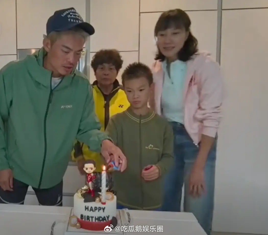 林丹西班牙为儿子庆生，与谢杏芳同框显瘦小，一家四口住独栋别墅！ ​​​
