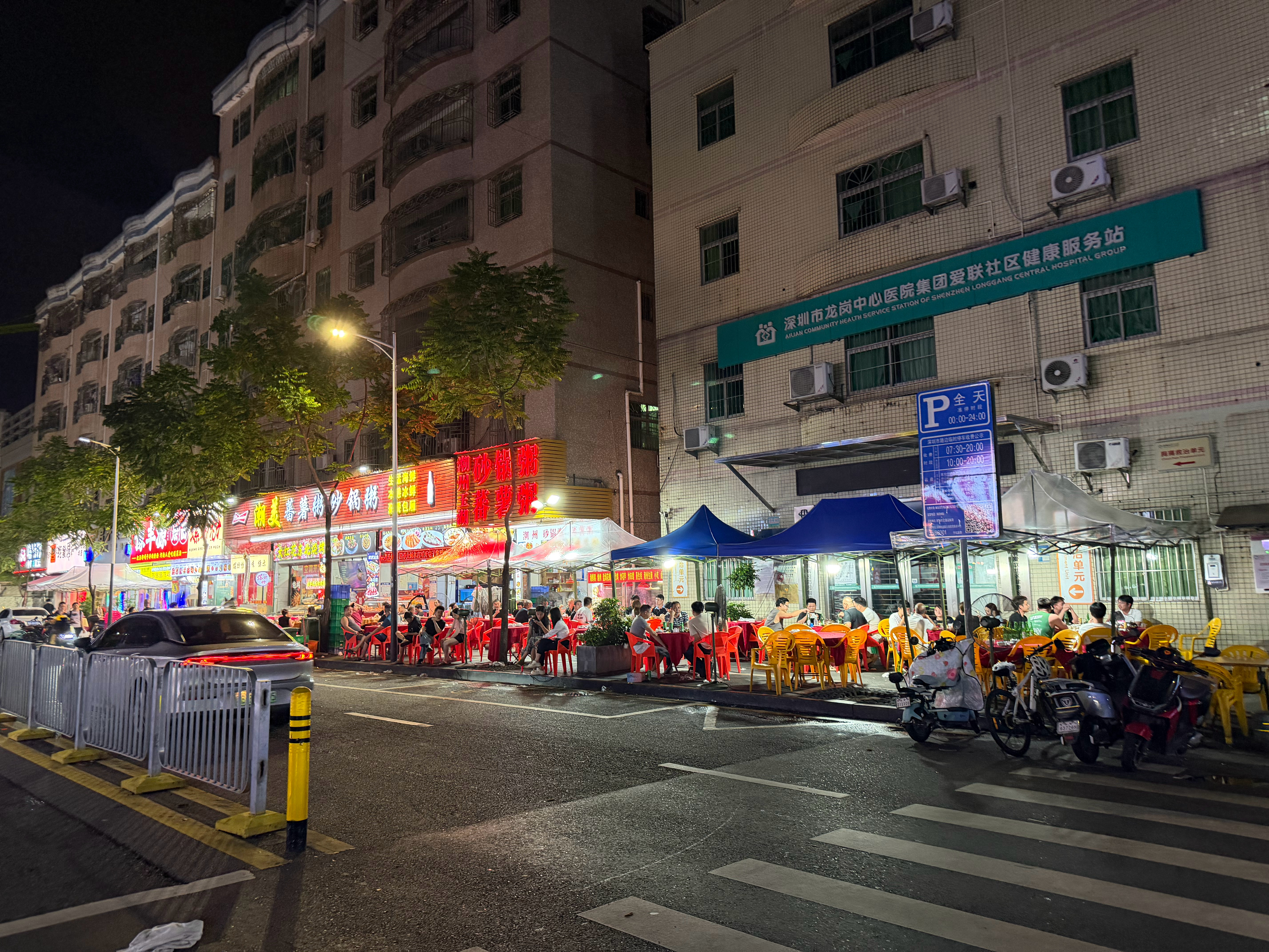 深圳是一个不夜城，都12点了，有很多人吃夜宵，这么吃下去肯定会胖啊，不像我，走路