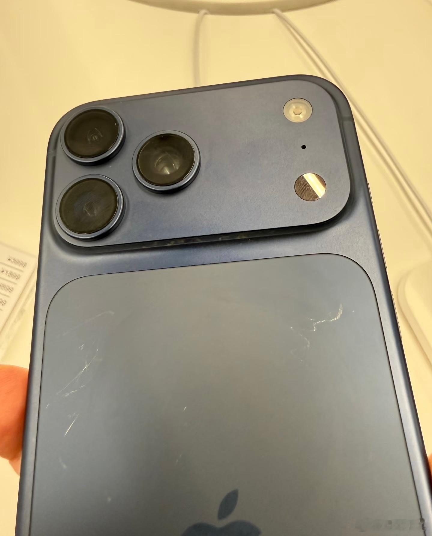 iPhone17Pro线下展出真机已满身划痕 虽然我觉得线下店肯定会好好维护，有