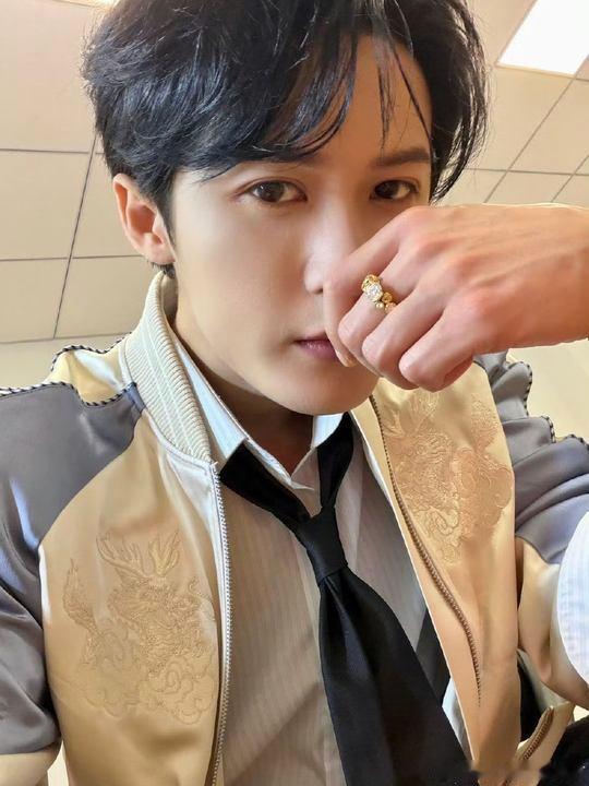 娱乐檀健次带病坚持演唱会檀健次声带受损仍坚持唱歌 檀健次带病坚持演唱会 