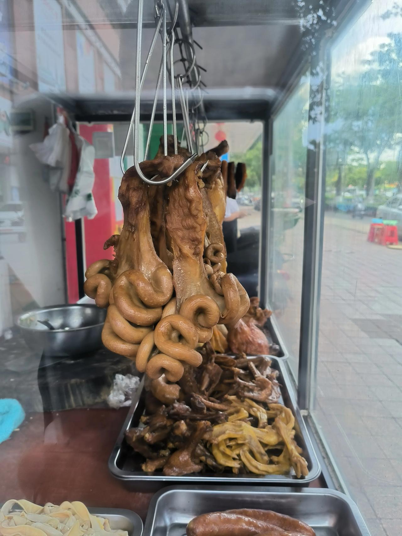 这是猪的子宫，小猪就在这些弯弯绕绕的肠子里孕育，因为负责生孩子所以叫生肠，未发育